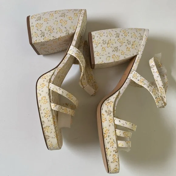 Woman’s Shoes - Picture 5 of 8